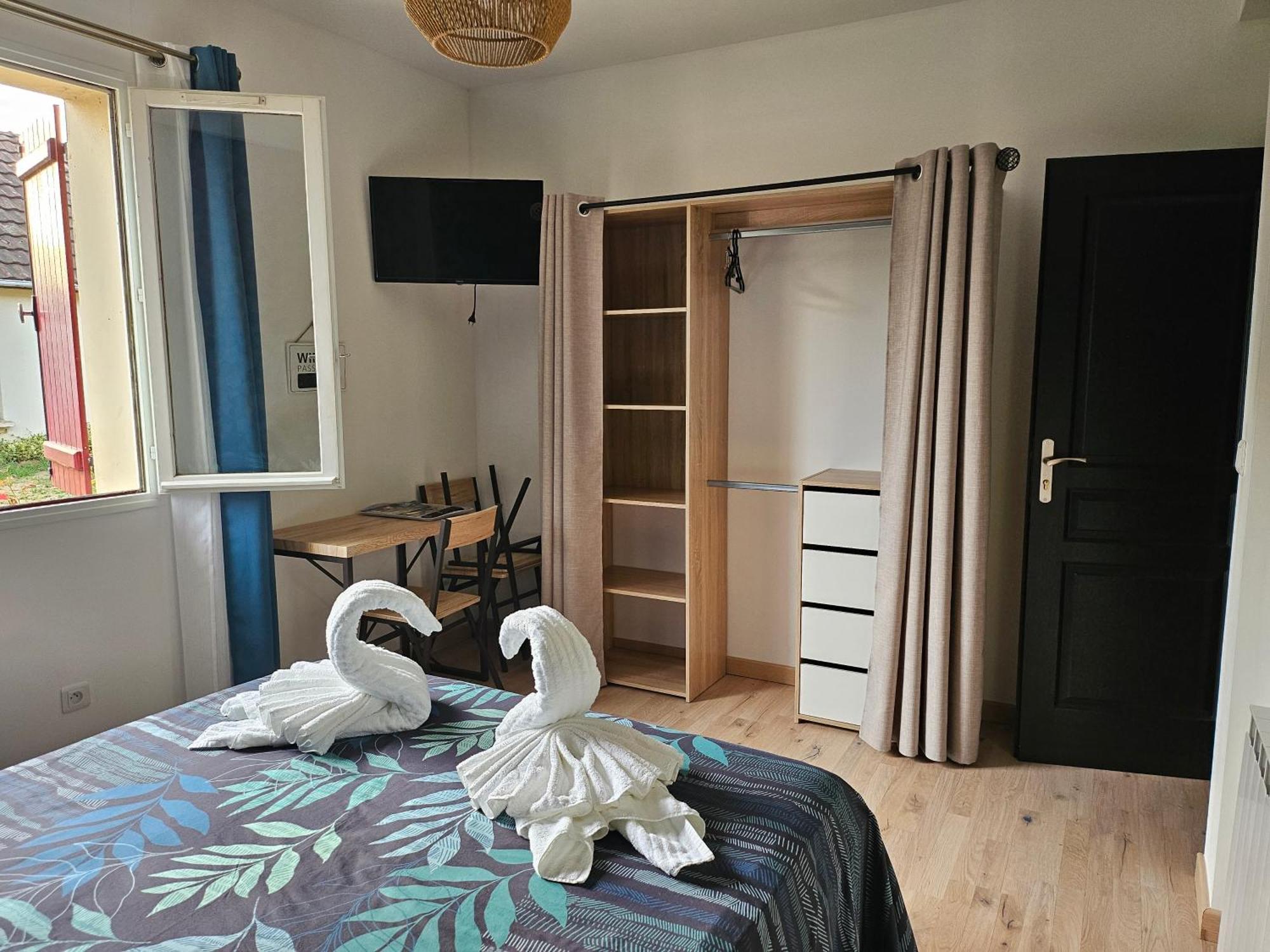 Les Chambres D'Estelle Guécélard Szoba fotó